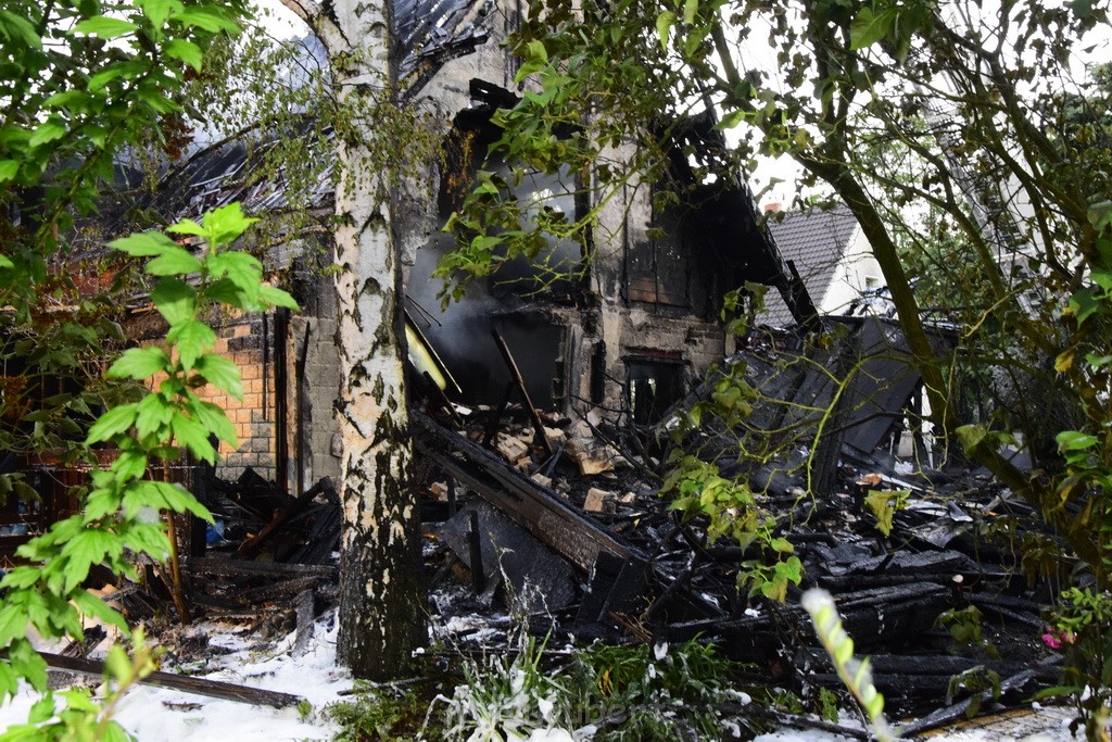 Grossfeuer Einfamilienhaus Siegburg Muehlengrabenstr P0795.JPG - Miklos Laubert